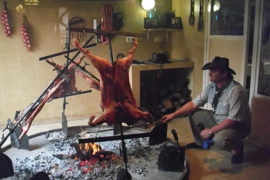 Carne asándose a la cruz