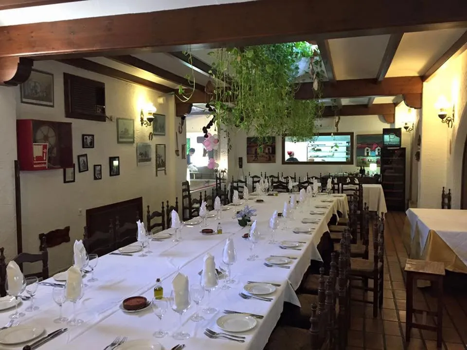 Mesas preparadas para una reunión