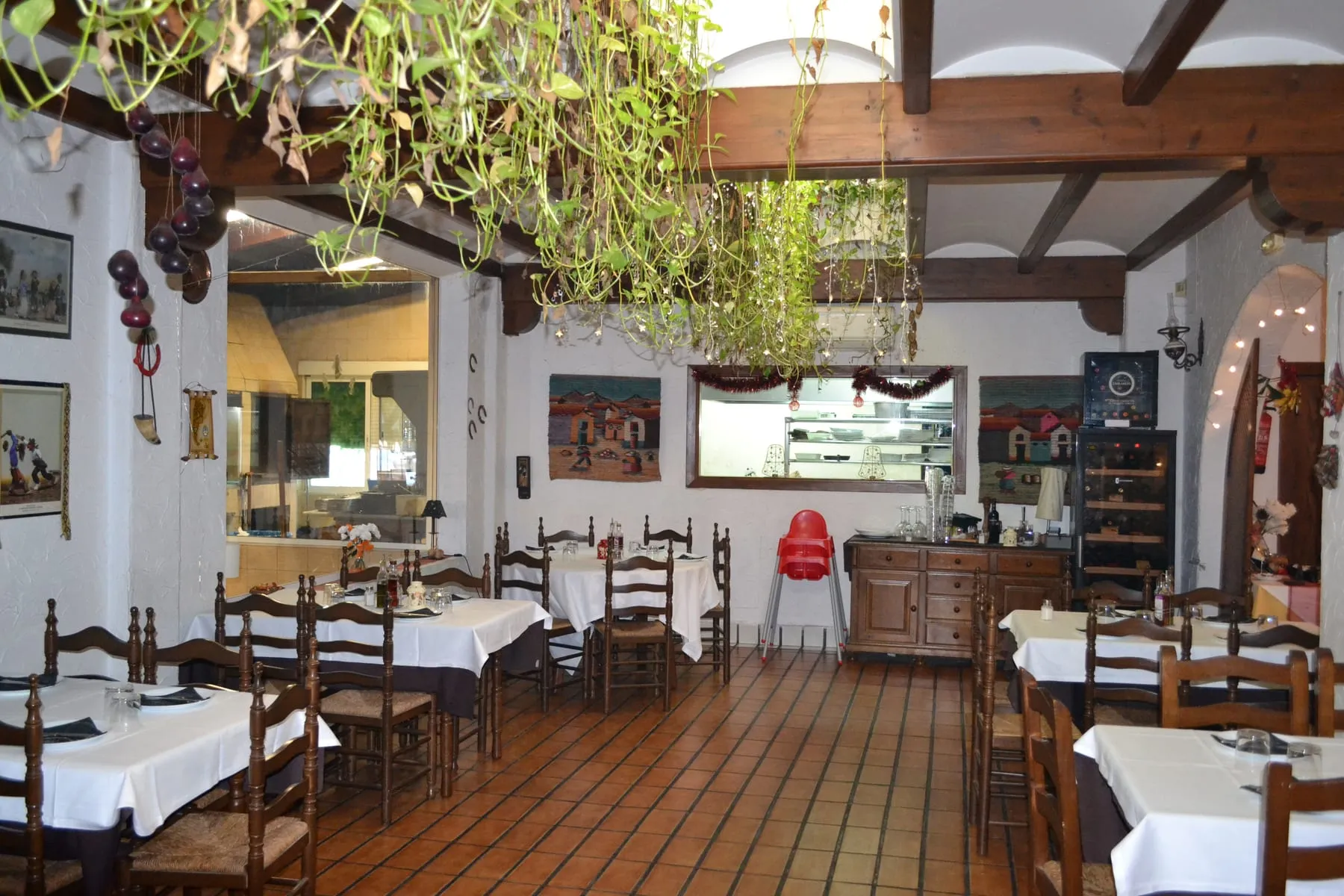 Salón amplio del restaurante La Herradura